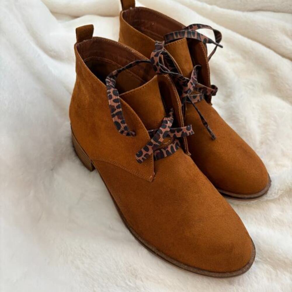Hey Girl by Corkys Totes Chelsea Boots Faux Suede Brown + Leopard Laces Size 8 - Picture 4 of 8